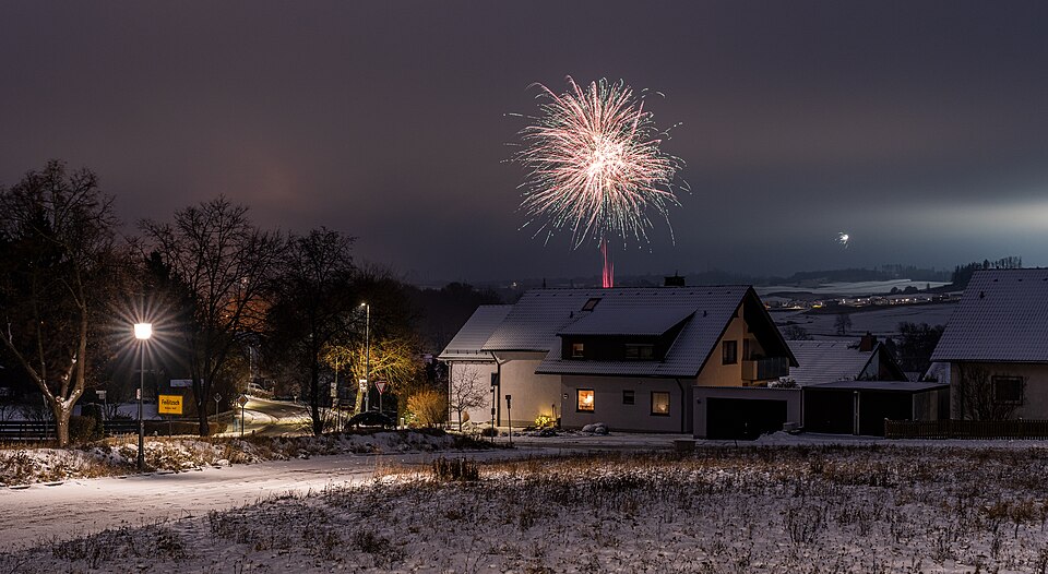 File:Feuerwerk in Feilitzsch 20260101 HOF4266 RAW-Export.jpg