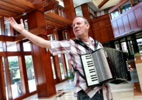 Roy Peter Clark on "the power of the parts" for storytelling